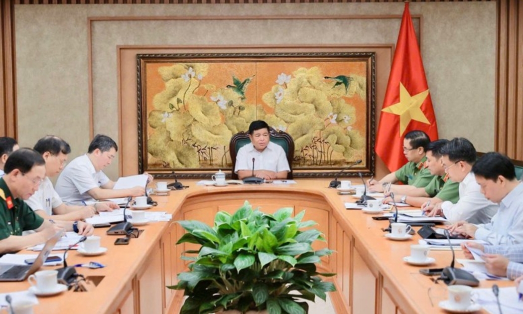 Phó Thủ tướng Nguyễn Chí Dũng họp với Bộ Công an và đại diện bộ, ngành liên quan về dự thảo Nghị quyết của Chính phủ về sử dụng chung công trình hạ tầng kỹ thuật, cơ sở hạ tầng viễn thông của cơ quan, tổ chức, doanh nghiệp - Ảnh: VGP.