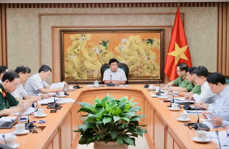 Phó Thủ tướng Nguyễn Chí Dũng họp với Bộ Công an và đại diện bộ, ngành liên quan về dự thảo Nghị quyết của Chính phủ về sử dụng chung công trình hạ tầng kỹ thuật, cơ sở hạ tầng viễn thông của cơ quan, tổ chức, doanh nghiệp - Ảnh: VGP. 