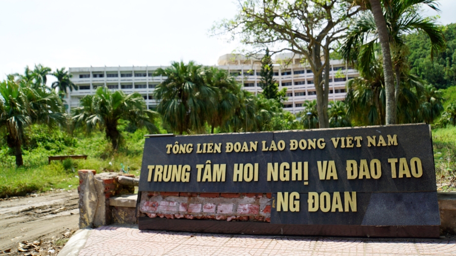 Cơ sở Trung tâm hội nghị và đào tạo cán bộ Công đoàn (thuộc Tổng Liên đoàn lao động Việt Nam) được xây dựng từ lâu bị xuống cấp, hoang hoá tại khu du lịch Đồ Sơn.