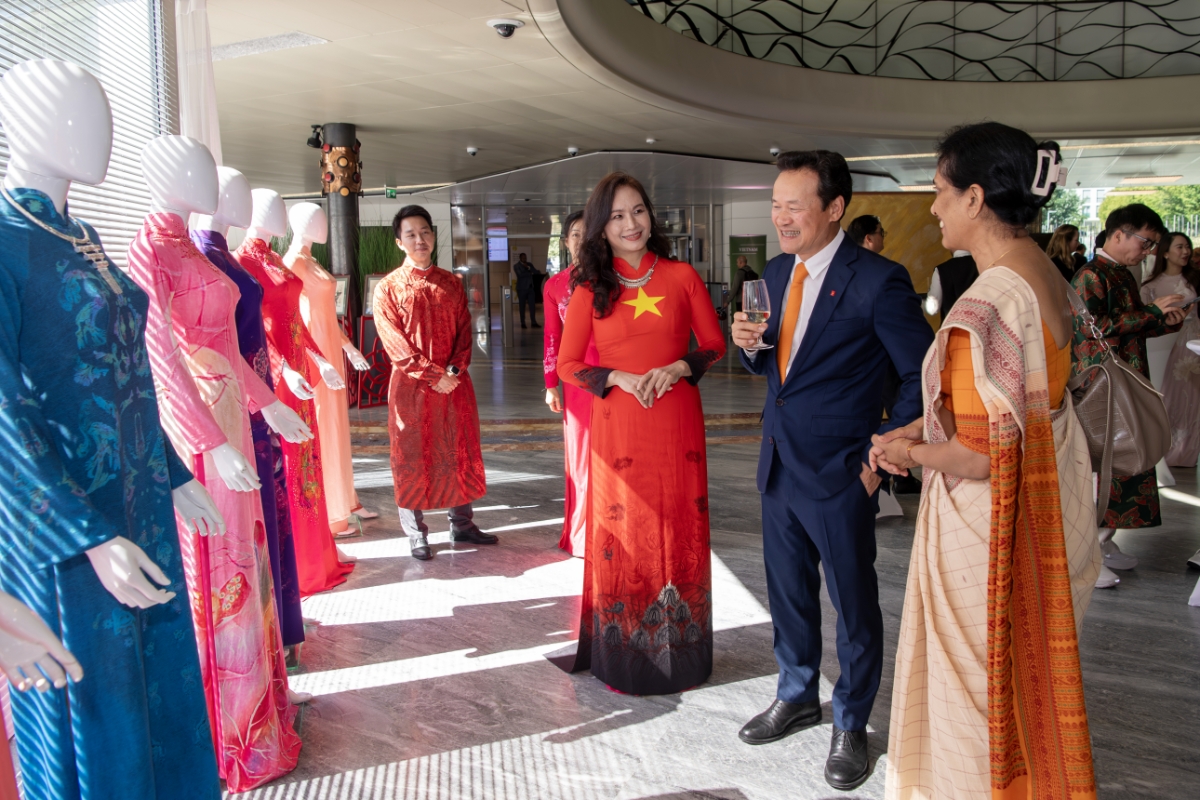 Màn trình diễn Áo dài truyền thống do chính các cán bộ, chuyên viên Phái đoàn trong vai trò 