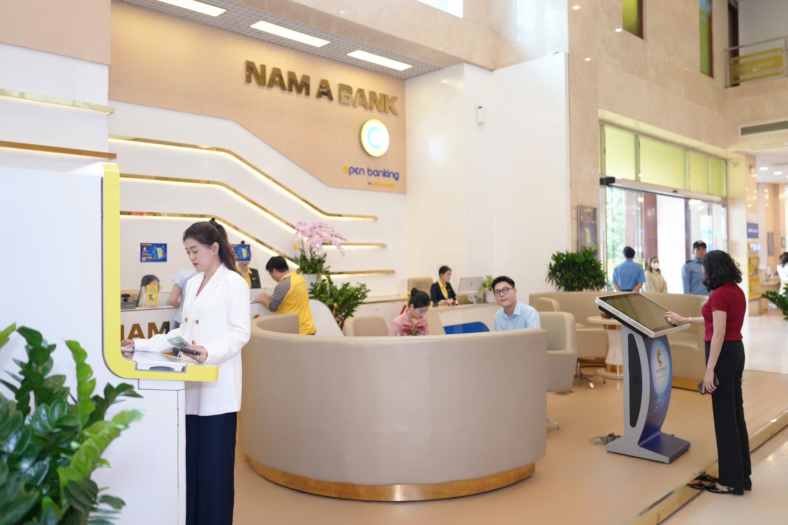 Không gian giao dịch hiện đại, ứng dụng công nghệ cao của Nam A Bank.