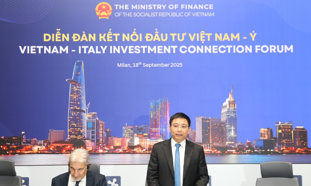Bộ trưởng Bộ Tài chính Nguyễn Văn Thắng phát biểu tại Diễn đàn Kết nối đầu tư 2025 được tổ chức tại Italia (Ảnh: Bộ Tài chính) 