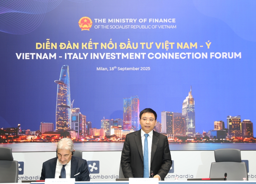 Bộ trưởng Bộ Tài chính Nguyễn Văn Thắng phát biểu tại Diễn đàn Kết nối đầu tư 2025 được tổ chức tại Italia (Ảnh: Bộ Tài chính) 