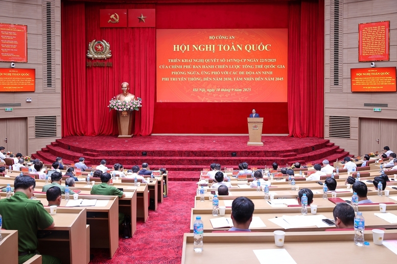Thủ tướng Chính phủ Phạm Minh Chính chủ trì Hội nghị toàn quốc triển khai Nghị quyết số 147/NQ-CP về Chiến lược tổng thể quốc gia phòng ngừa, ứng phó với các đe dọa an ninh phi truyền thống đến năm 2030, tầm nhìn đến năm 2045. Ảnh: VGP
