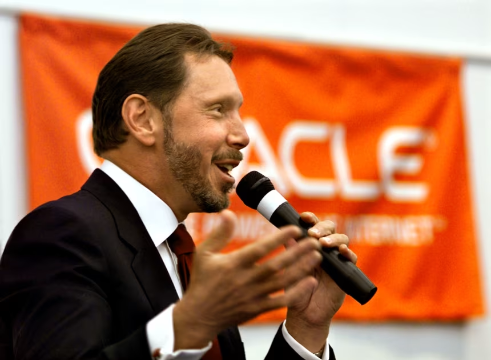 Ông Larry Ellison, khi đó là CEO của Oracle Corp., giới thiệu sản phẩm cơ sở dữ liệu mới của Oracle iFS, (Internet File System), tại cuộc họp báo tháng 5 năm 2000