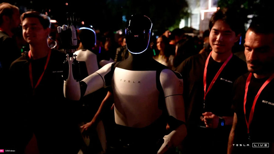 Robot Optimus của Tesla tại sự kiện ra mắt ở Los Angeles (Hoa Kỳ), ngày 10/10/2024.