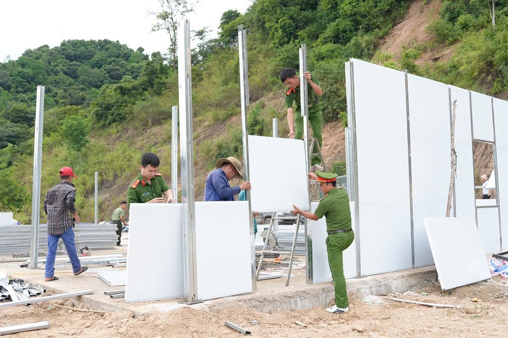 Công an xã Tương Dương phối hợp với đơn vị thi công đẩy nhanh tiến độ, kịp hoàn thành và bàn giao nhà cho người dân trước mùa mưa lũ