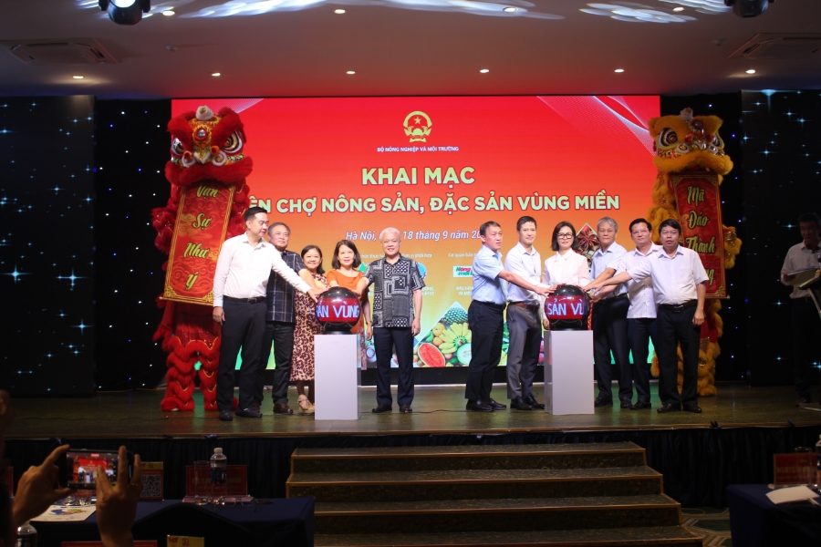 Khai mạc Phiên chợ Nông sản, Đặc sản vùng miền 2025. Ảnh: Chu Khôi.