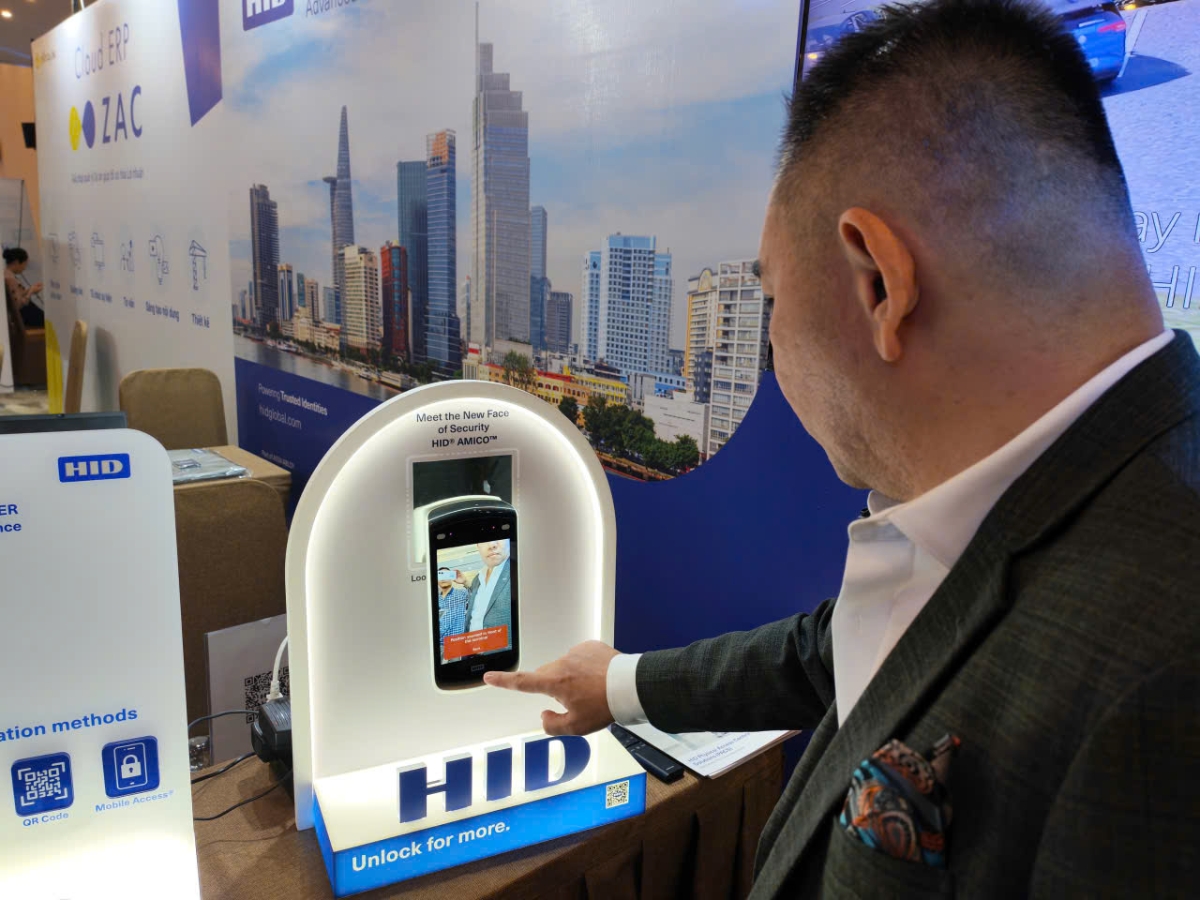 Ông Christian Marcos, Giám đốc kinh doanh Giải pháp kiểm soát ra vào HID khu vực Philippines & Việt Nam, giới thiệu thiết bị đọc sinh trắc học ứng dụng khóa trong các căn hộ thông minh, nhà máy thông minh...