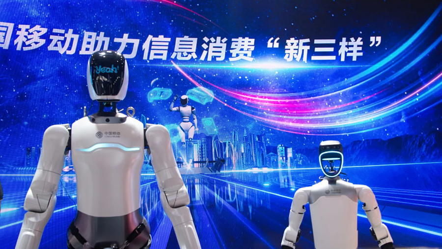 Hai robot hình người được trưng bày tại gian hàng của China Mobile trong khuôn khổ Hội nghị Thế giới Di động 2025 (MWC 2025) tổ chức tại Thượng Hải (Trung Quốc).