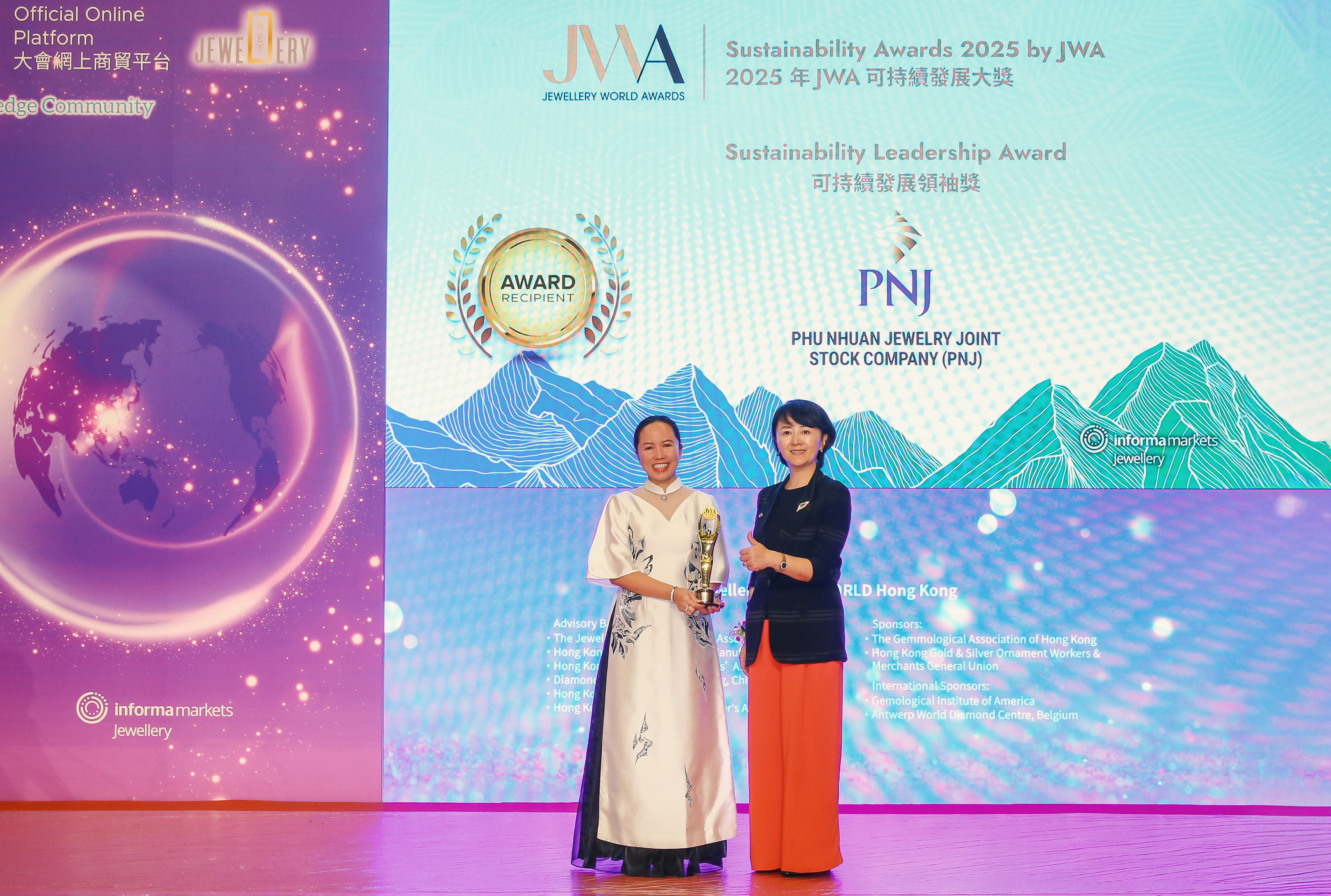 Bà Trần Phương Ngọc Thảo, Phó Chủ tịch HĐQT PNJ nhận chứng nhận từ đại diện ban tổ chức. Ảnh: Tuấn Vũ.