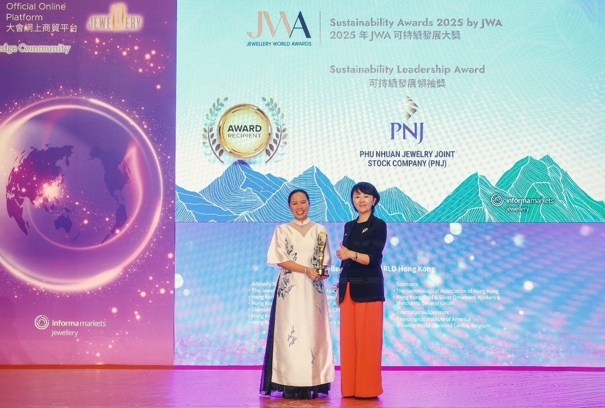 Bà Trần Phương Ngọc Thảo, Phó Chủ tịch HĐQT PNJ nhận chứng nhận từ đại diện ban tổ chức. Ảnh: Tuấn Vũ.