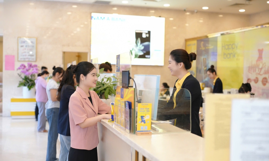 Khách hàng giao dịch tại Nam A Bank.
