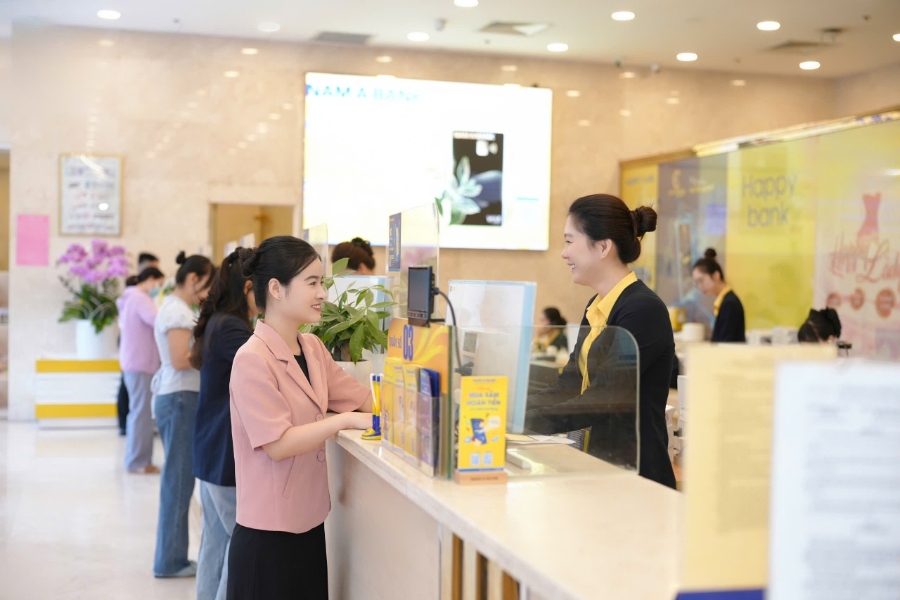 Khách hàng giao dịch tại Nam A Bank.