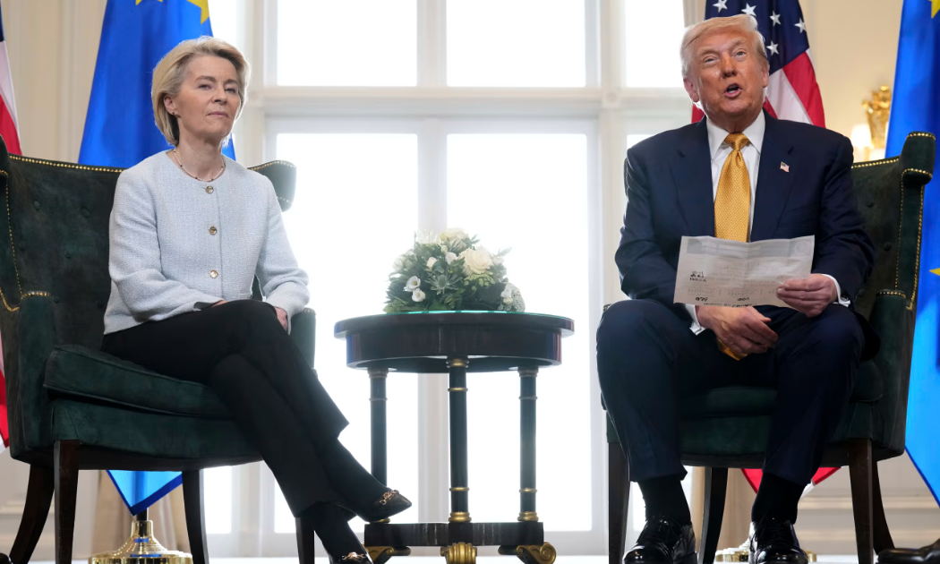 Chủ tịch Ủy ban châu Âu Ursula von der Leyen và Tổng thống Mỹ Donald Trump - Ảnh: Reuters