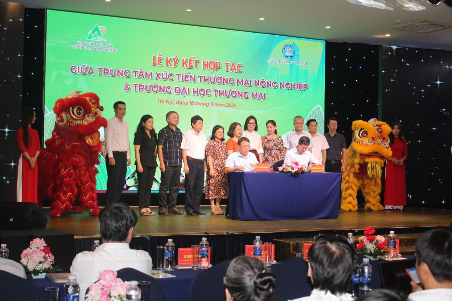 Ký kết hợp tác giữ Trung tâm Xúc tiến thương mại nông nghiệp và Trường Đại học Thương mại. Ảnh Chu Khôi.