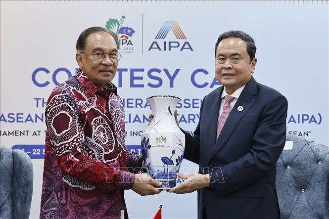 Chủ tịch Quốc hội Trần Thanh Mẫn tặng quà lưu niệm cho Thủ tướng Malaysia Anwar Ibrahim. Ảnh: TTXVN.