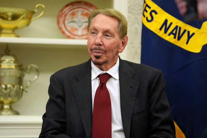 Ông Larry Ellison, chủ tịch Oracle, ngồi trong Phòng Bầu dục của Nhà Trắng khi Tổng thống Donald Trump ký sắc lệnh hành pháp vào đầu năm 2025