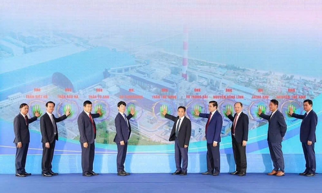 Các đại biểu thực hiện nghi thức khánh thành Tổ máy số 1 Nhà máy Nhiệt điện Vũng Áng II