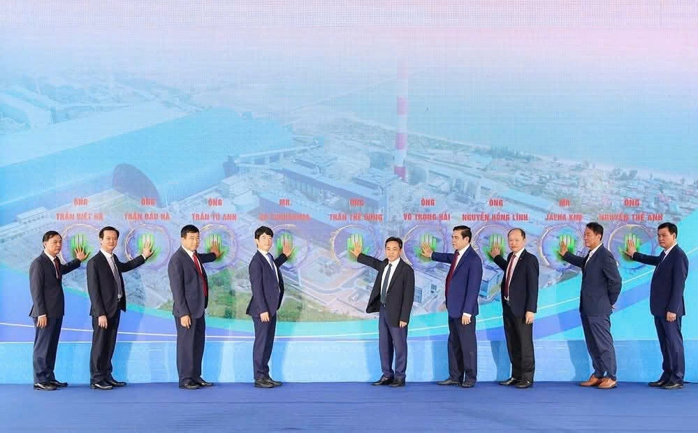 Các đại biểu thực hiện nghi thức khánh thành Tổ máy số 1 Nhà máy Nhiệt điện Vũng Áng II