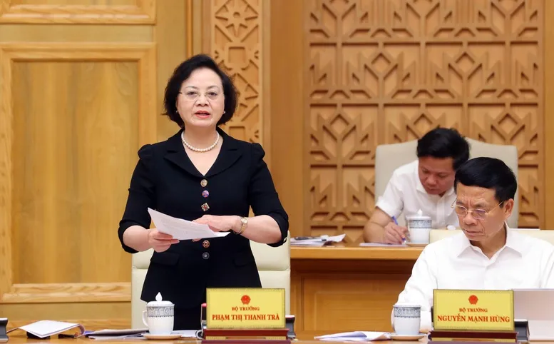 Bộ trưởng Nội vụ Phạm Thị Thanh Trà báo cáo tại cuộc họp - Ảnh: VGP