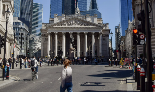 Lạm phát cao dai dẳng, Anh giữ nguyên lãi suất