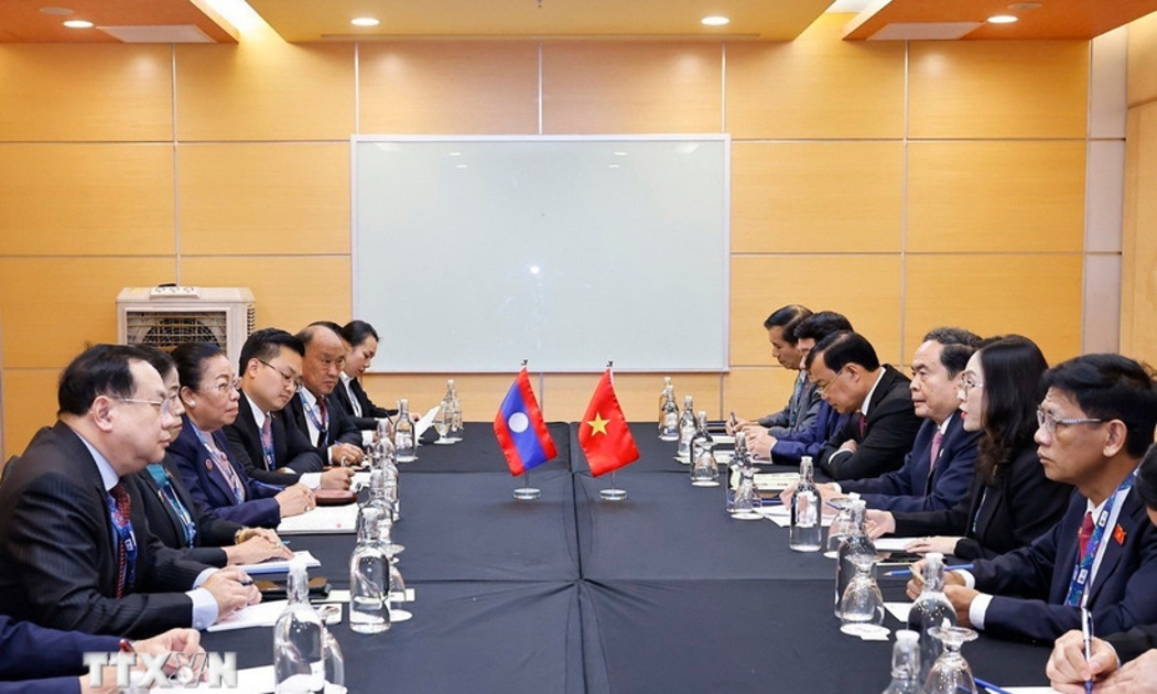 Chủ tịch Quốc hội Trần Thanh Mẫn gặp Phó Chủ tịch Quốc hội Lào Sounthone Xayachack. Ảnh: TTXVN.