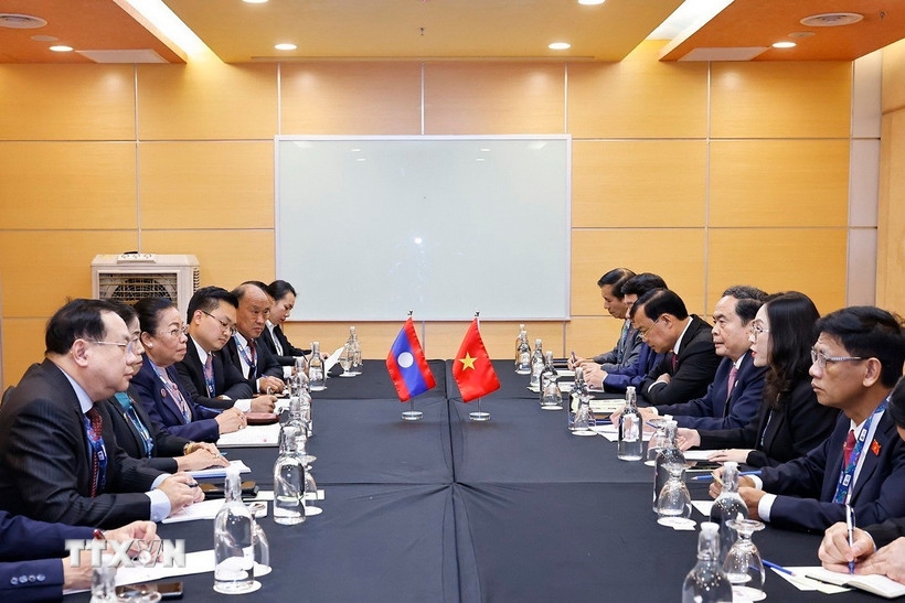 Chủ tịch Quốc hội Trần Thanh Mẫn gặp Phó Chủ tịch Quốc hội Lào Sounthone Xayachack. Ảnh: TTXVN.