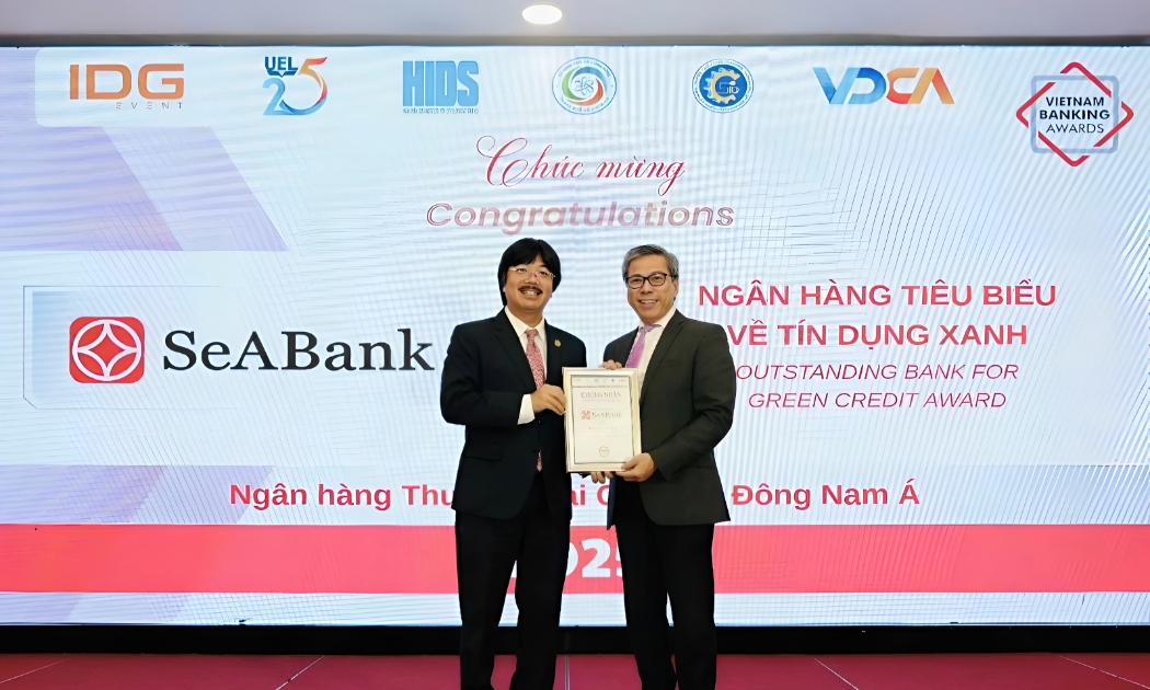 Trên tổng số 7 hạng mục dành cho ngân hàng tại VOBA 2025, SeABank chiến thắng đồng thời 2 giải thưởng: lần đầu tiên được vinh danh “Ngân hàng Tiêu biểu về Tín dụng xanh” và lần thứ 4 được trao giải “Ngân hàng Tiêu biểu Vì Cộng đồng”.