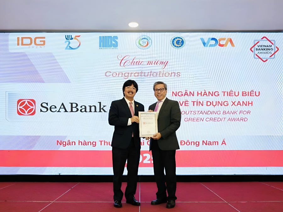 Trên tổng số 7 hạng mục dành cho ngân hàng tại VOBA 2025, SeABank chiến thắng đồng thời 2 giải thưởng: lần đầu tiên được vinh danh “Ngân hàng Tiêu biểu về Tín dụng xanh” và lần thứ 4 được trao giải “Ngân hàng Tiêu biểu Vì Cộng đồng”.