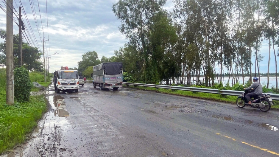 Quốc lộ 61 qua địa phận tỉnh An Giang, nhiều đoạn đã hư hỏng, xuống cấp nghiêm trọng, ảnh hưởng đến an toàn lưu thông cho người và xe. Ảnh: Châu Anh