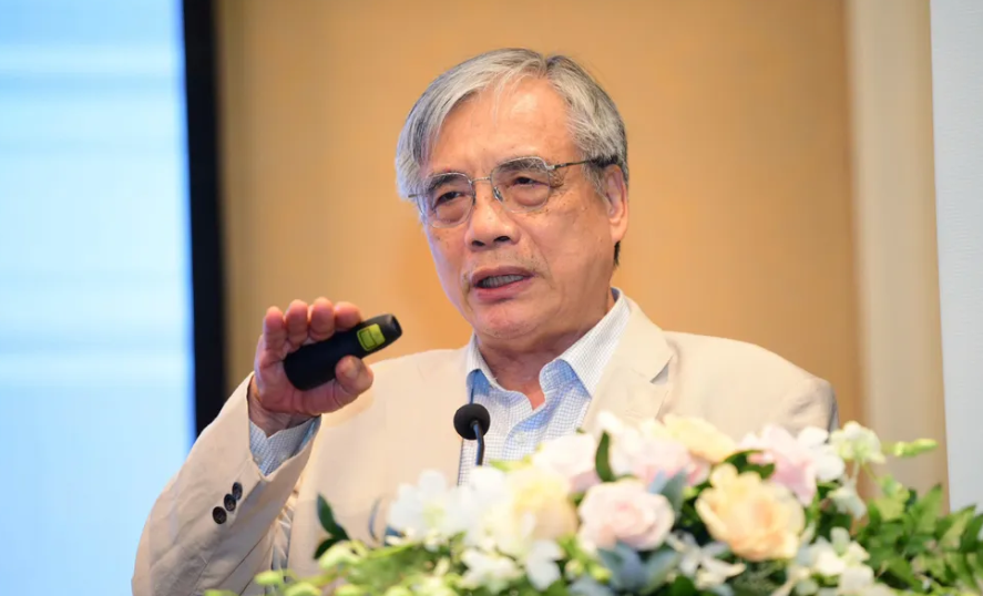 PGS.TS. Trần Đình Thiên, nguyên Viện trưởng Viện Kinh tế Việt Nam trình bày tham luận. Ảnh: Q.ĐỊNH.