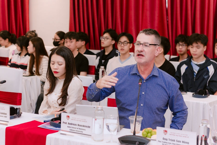GS. Andreas Hauskrecht, từ trường kinh doanh thuộc Đại học Indiana (Mỹ), đưa ra những lưu ý thẳng thắn về CBDC. 