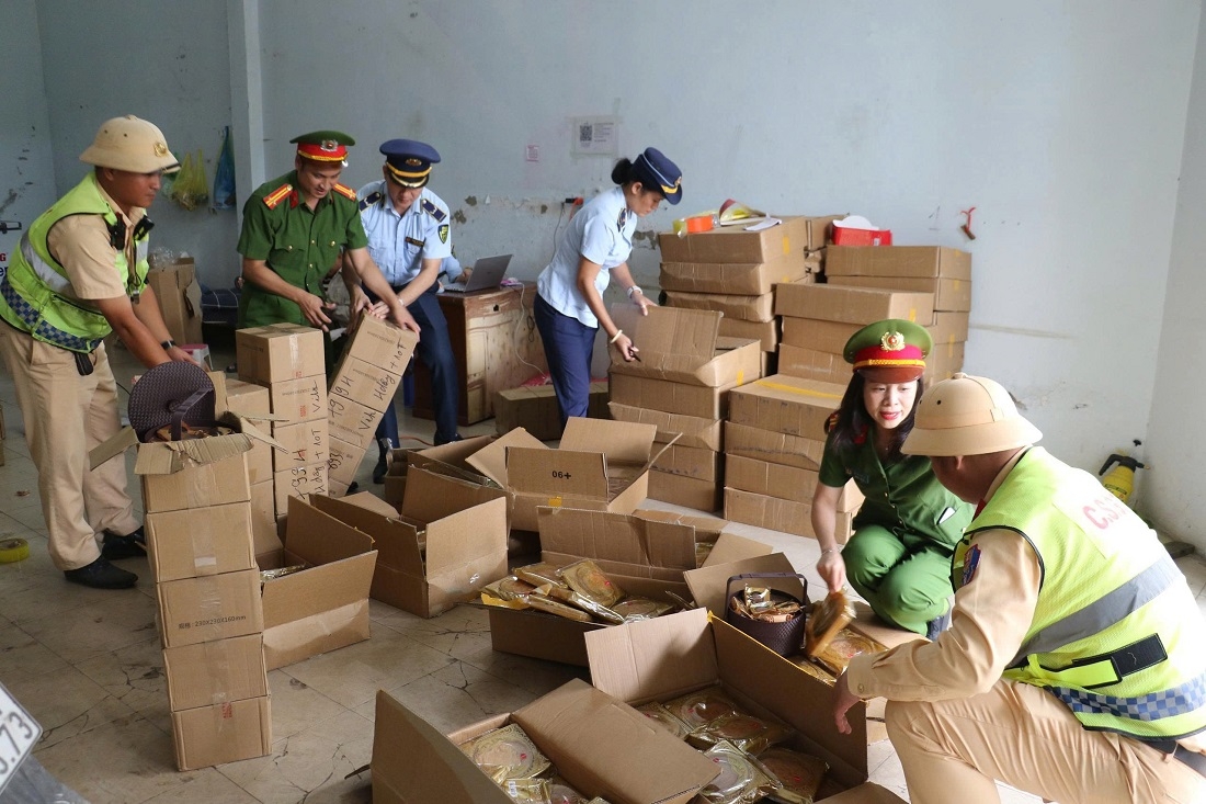 Lực lượng chức năng tỉnh Nghệ An kiểm tra&nbsp;tại cơ sở kinh doanh đường Cao Xuân Huy, phường Trường Vinh