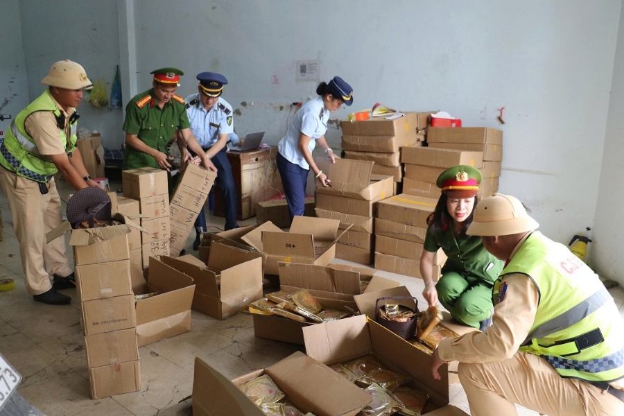 Lực lượng chức năng tỉnh Nghệ An kiểm tra tại cơ sở kinh doanh đường Cao Xuân Huy, phường Trường Vinh
