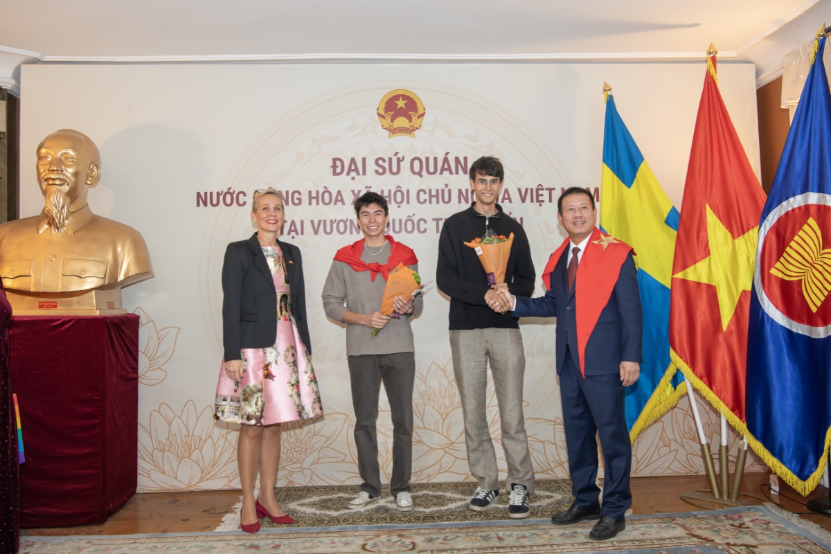 Alexander Trần và Ayaan Wolven - hai thành viên của đội tuyển quốc gia Thụy Điển vừa giành Huy chương Đồng tại cuộc thi Olympic Trí tuệ nhân tạo quốc tế.