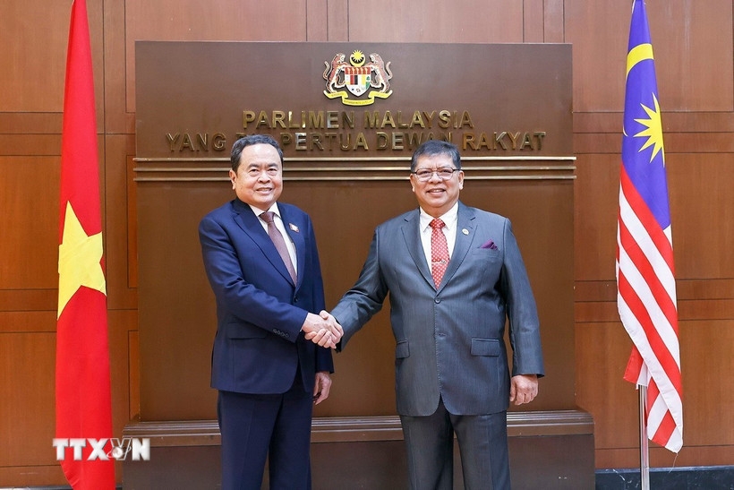 Chủ tịch Hạ viện Malaysia Tan Sri Dato' Johari bin Abdul đón Chủ tịch Quốc hội Trần Thanh Mẫn. Ảnh: TTXVN.