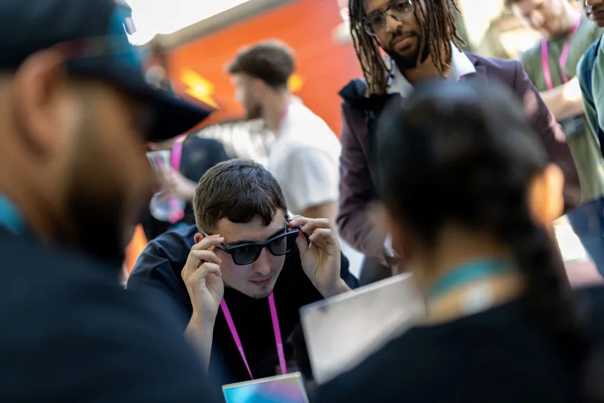 Một khách hàng đeo thử kính thông minh Ray-Ban Gen 2 mới của Meta tại sự kiện Meta Connect