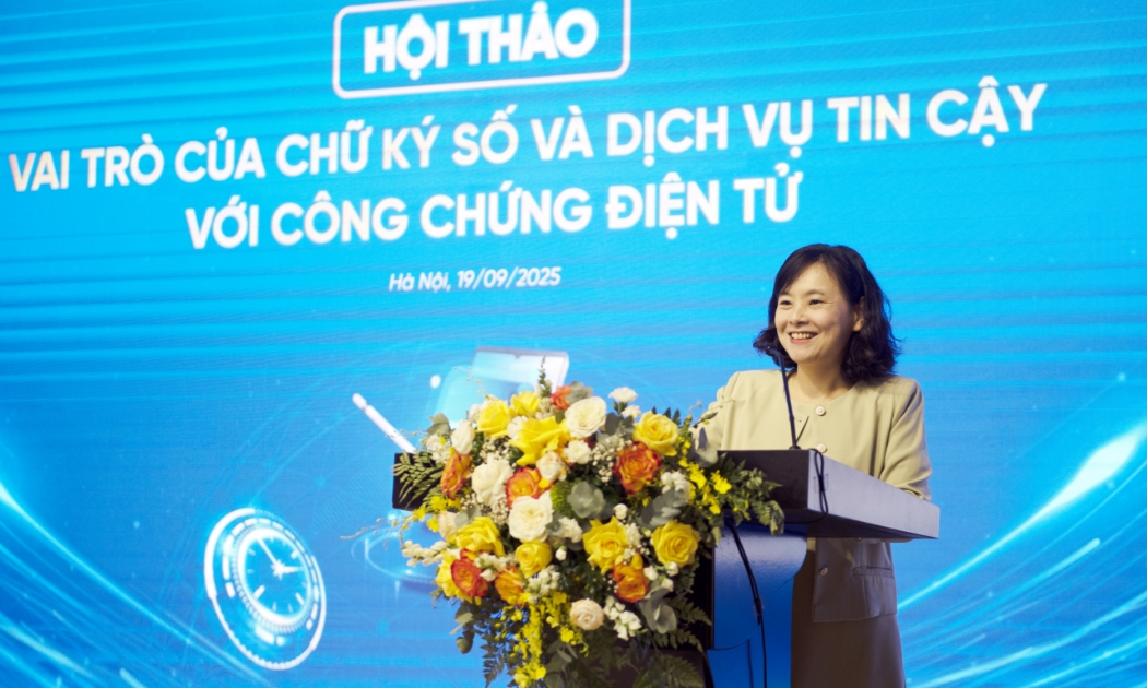 Bà Tô Thị Thu Hương, Giám đốc Trung tâm Chứng thực điện tử quốc gia (NEAC), tại Hội thảo. 