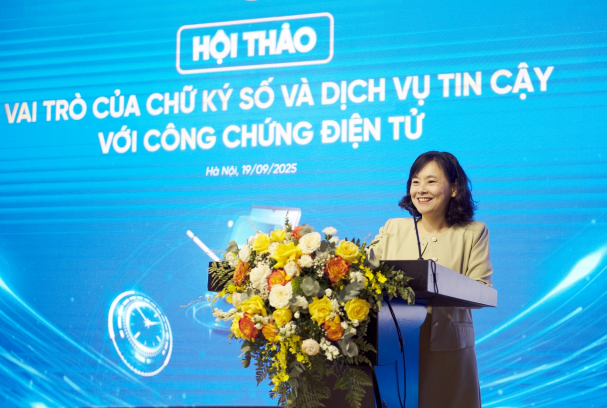 Bà Tô Thị Thu Hương, Giám đốc Trung tâm Chứng thực điện tử quốc gia (NEAC), tại Hội thảo. 