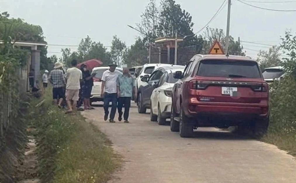 Ô tô nối đuôi nhau đổ về xã Toàn Lưu sau khi quy hoạch xây dựng khu công nghiệp được công bố. Ảnh: Hoài Anh