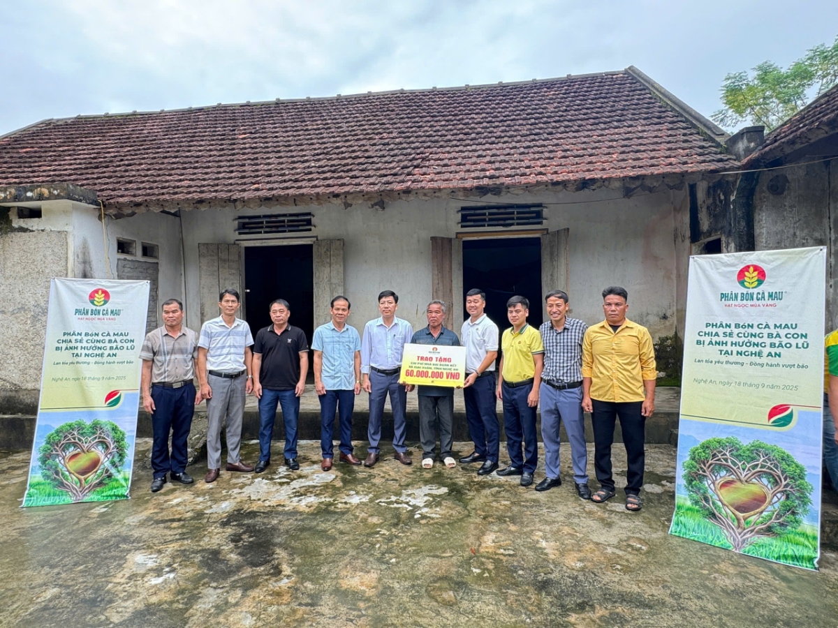 PVCFC trao tặng kinh phí xây dựng nhà Đại đoàn kết cho gia đình ông Đoàn.