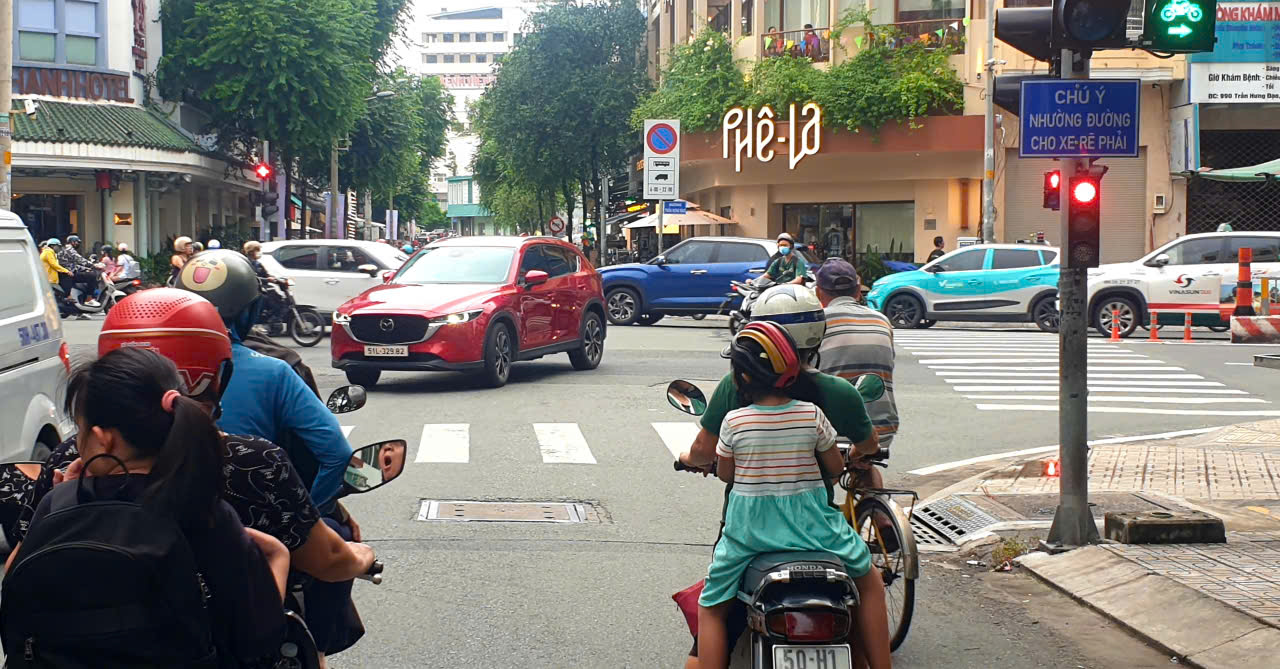TP.HCM đã bố trí các làn rẽ phải liên tục dành cho xe máy và tất cả các loại xe, tùy khu vực