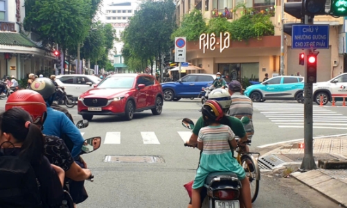 TP.HCM bố trí các làn xe rẽ phải liên tục