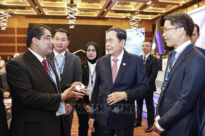 Chủ tịch Quốc hội Trần Thanh Mẫn với đại biểu. Ảnh: TTXVN.