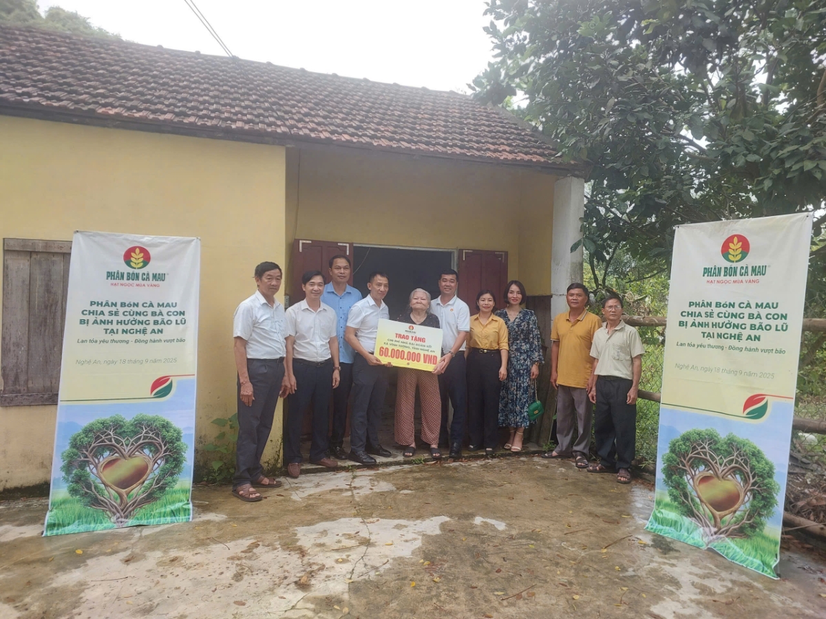 PVCFC trao tặng kinh phí xây dựng nhà Đại đoàn kết cho cụ bà Lê Thị Mạch.