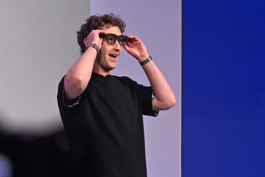 Giám đốc Điều hành Meta Mark Zuckerberg giới thiệu kính thông minh Meta Ray-Ban Display mới, được hỗ trợ bởi AI trong hội nghị Meta Connect tại Menlo Park, California