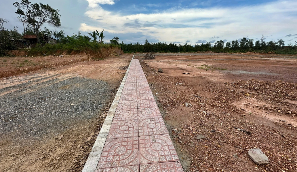 Nhiều vị trí trước đây hoang vắng nhưng nay được san nền, rao bán giá cao. Ảnh: Hoài Anh