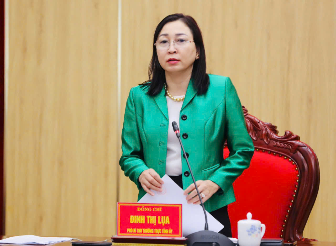 Đồng chí Đinh Thị Lụa, Phó Bí thư Thường trực Tỉnh ủy Ninh Bình, Trưởng Tiểu ban Tuyên truyền Đại hội chủ trì cuộc họp báo