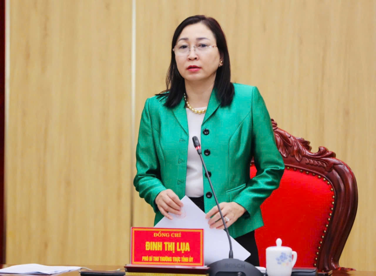 Đồng chí Đinh Thị Lụa, Phó Bí thư Thường trực Tỉnh ủy Ninh Bình, Trưởng Tiểu ban Tuyên truyền Đại hội chủ trì cuộc họp báo